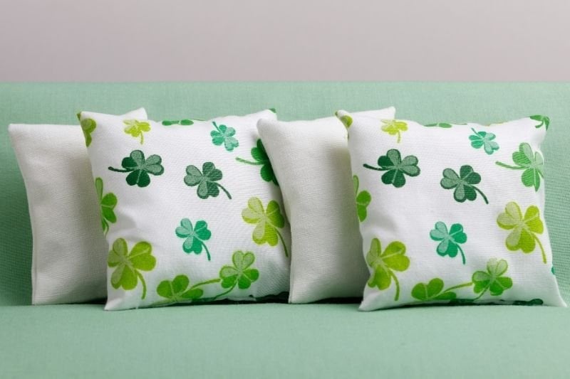 Leaf pattern cushion cover