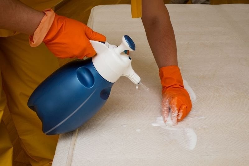 Cleaning a mattress with baking soda